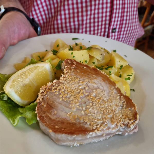 Trancio di tonno al sesamo al ristorante Kapuziner a Riva del Garda.